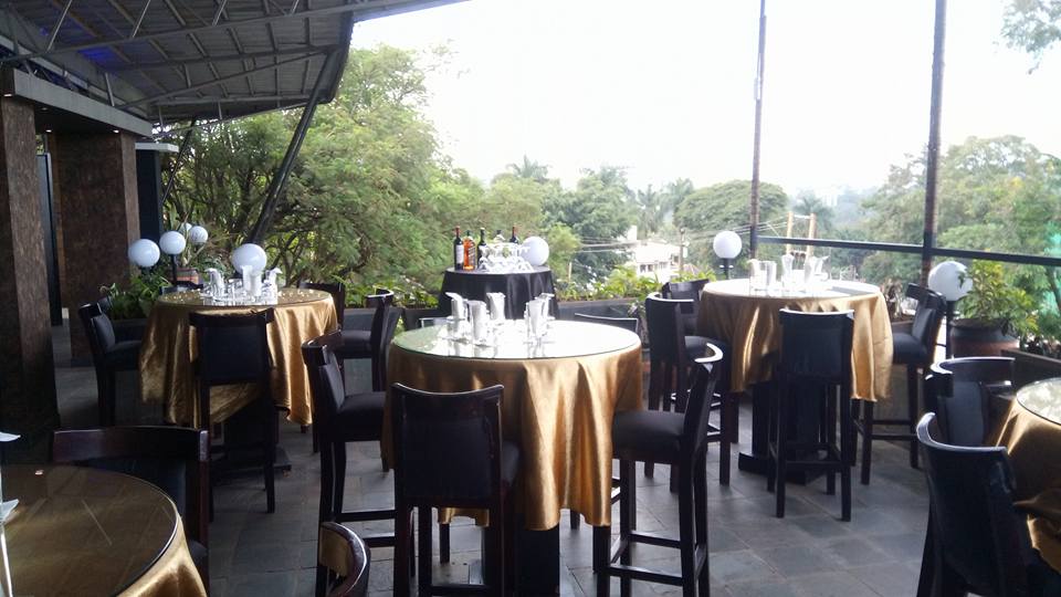 Gekko Lounge & Terrace, Kampala Uganda, Good food in Kampala, Food & Drink, Top Bar, Top Restaurant, Lounge, Top Bar and Lounge, Food, Beer, Wine, Spirits, Cocktail bar, Amazing beer prices, Cheap Beer, Great Place to Drink after work , Gins and local beers, grilled food and wood-fired pizzas, Chatting and Drinking, Chilling with friends and mates, Date night, Eating and Drinking, Private parties, Drinking and Dancing, Cocktail Bar, Lounge Bar, Party Bar, Kampala Pub, Lively DJ nights, Lively Music, Great Beer Drink Out, Tasteful Delicious food in Kampala, Amazing Drinking Joint in Kampala Uganda, Ugabox